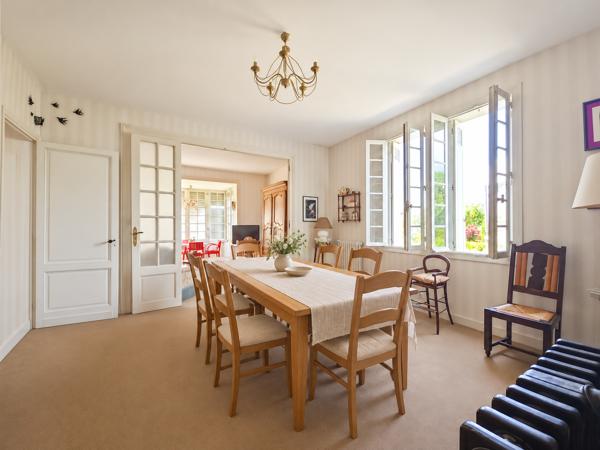 Maison
         10 pièces
        - 140 m² Bien prestige 730 000 € *