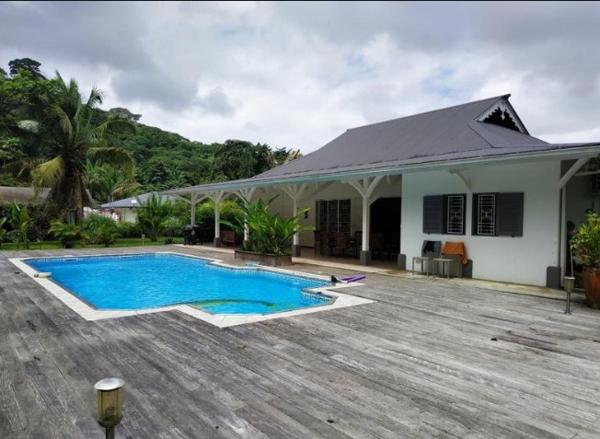 Villa T5 Type Créole Superficie 180 m2 piscine avec jardin 2000 m2