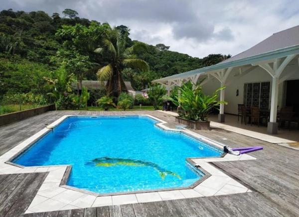 Villa T5 Type Créole Superficie 180 m2 piscine avec jardin 2000 m2