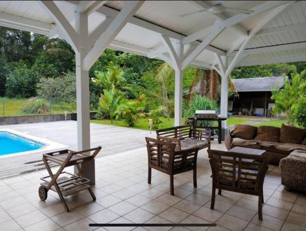 Villa T5 Type Créole Superficie 180 m2 piscine avec jardin 2000 m2