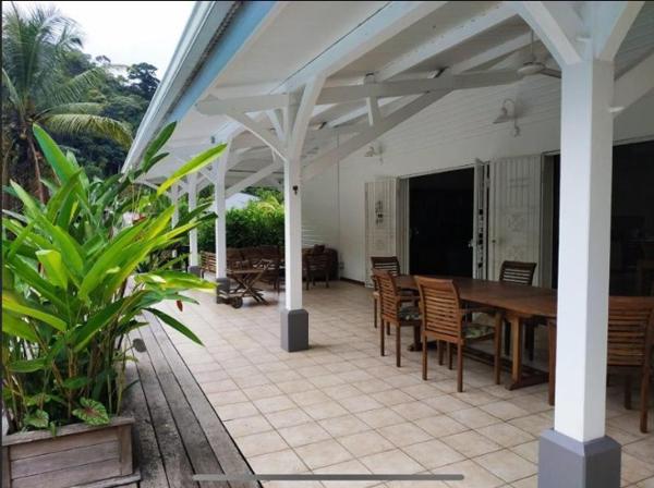Villa T5 Type Créole Superficie 180 m2 piscine avec jardin 2000 m2