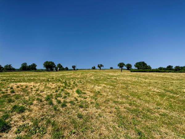 Propriete à vendre proche de VILLEFRANCHE D'ALLIER (03) Maison , granges ,écurie , garage , Terrain 10 ha