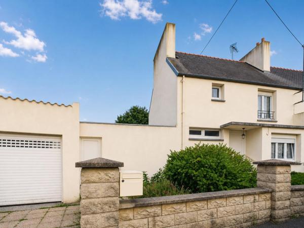Maison familiale 4 chambres avec jardin et garage à Saint-Pol-de-Léon