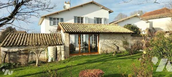 EXCLUSIVITE LMBS. IDEAL FAMILLE NOMBREUSE! Dans le bourg de Périgné proche écoles et commerces ...