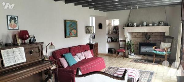 EXCLUSIVITE LMBS. IDEAL FAMILLE NOMBREUSE! Dans le bourg de Périgné proche écoles et commerces ...