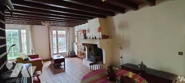 EXCLUSIVITE LMBS. IDEAL FAMILLE NOMBREUSE! Dans le bourg de Périgné proche écoles et commerces ...