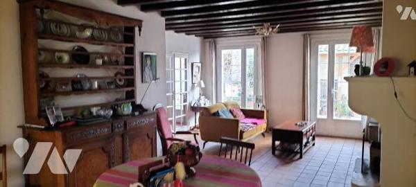 EXCLUSIVITE LMBS. IDEAL FAMILLE NOMBREUSE! Dans le bourg de Périgné proche écoles et commerces ...