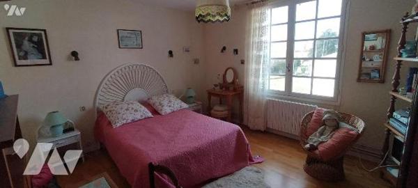 EXCLUSIVITE LMBS. IDEAL FAMILLE NOMBREUSE! Dans le bourg de Périgné proche écoles et commerces ...