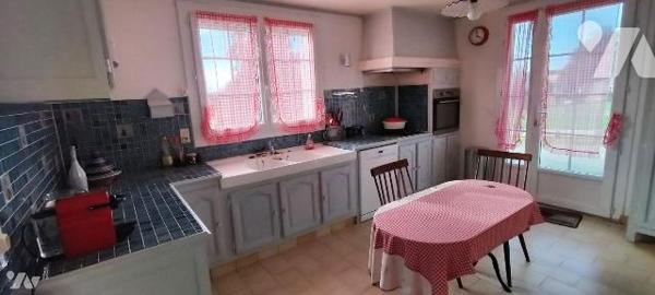 EXCLUSIVITE LMBS. IDEAL FAMILLE NOMBREUSE! Dans le bourg de Périgné proche écoles et commerces ...