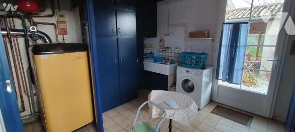 EXCLUSIVITE LMBS. IDEAL FAMILLE NOMBREUSE! Dans le bourg de Périgné proche écoles et commerces ...