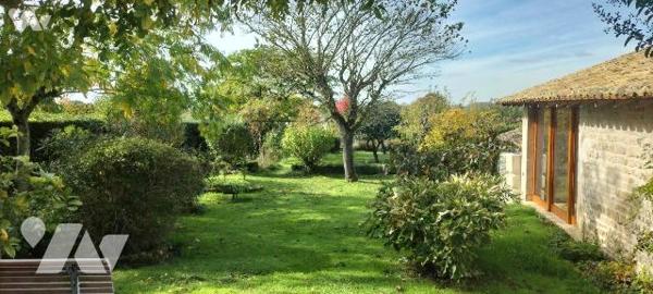 EXCLUSIVITE LMBS. IDEAL FAMILLE NOMBREUSE! Dans le bourg de Périgné proche écoles et commerces ...