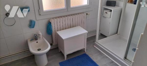 EXCLUSIVITE LMBS. IDEAL FAMILLE NOMBREUSE! Dans le bourg de Périgné proche écoles et commerces ...