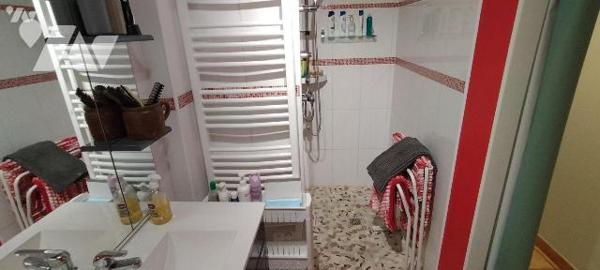 EXCLUSIVITE LMBS. IDEAL FAMILLE NOMBREUSE! Dans le bourg de Périgné proche écoles et commerces ...