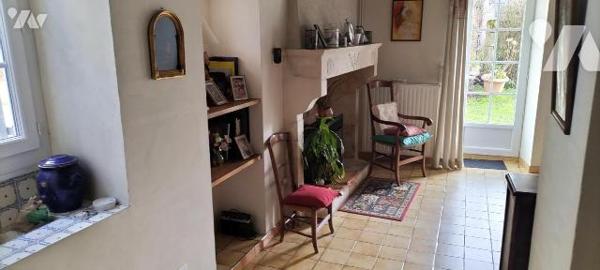 EXCLUSIVITE LMBS. IDEAL FAMILLE NOMBREUSE! Dans le bourg de Périgné proche écoles et commerces ...