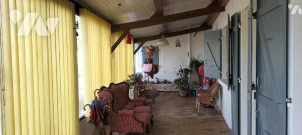 EXCLUSIVITE LMBS. IDEAL FAMILLE NOMBREUSE! Dans le bourg de Périgné proche écoles et commerces ...