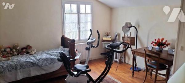 EXCLUSIVITE LMBS. IDEAL FAMILLE NOMBREUSE! Dans le bourg de Périgné proche écoles et commerces ...