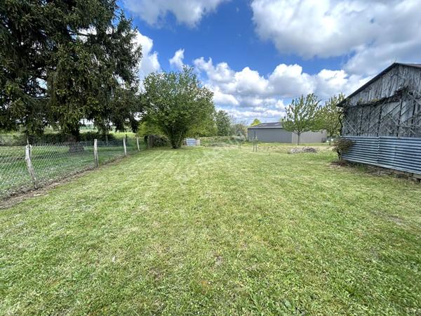 MAISON DE VILLE 2 CHAMBRES AVEC DEPENDANCES ET TERRAIN A BAGNEUX (INDRE 36)
