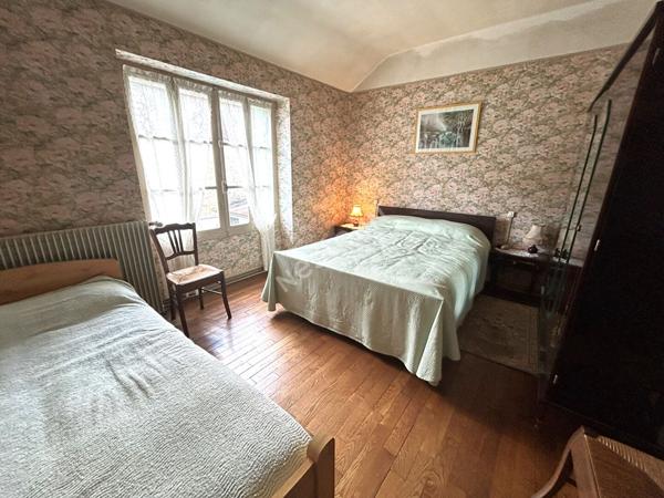 MAISON DE VILLE 2 CHAMBRES AVEC DEPENDANCES ET TERRAIN A BAGNEUX (INDRE 36)