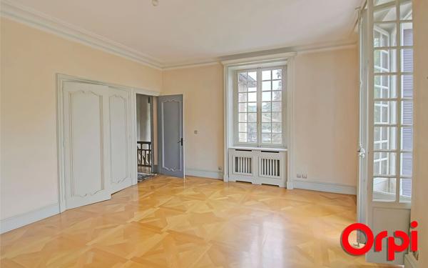 Maison à vendre    16 pièces • 597 m2 Bourgoin-Jallieu