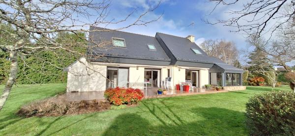 Fouesnant, maison d'architecte de 170 m² sur un jardin paysagé de 3000 m² !
