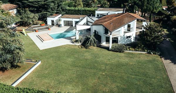 ST CYR AU MT D'OR - Maison d'architecte de 353m2 sur 3000m2 de terrain