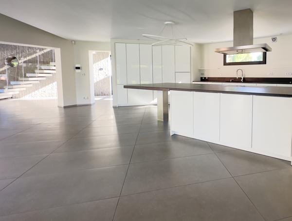 ST CYR AU MT D'OR - Maison d'architecte de 353m2 sur 3000m2 de terrain