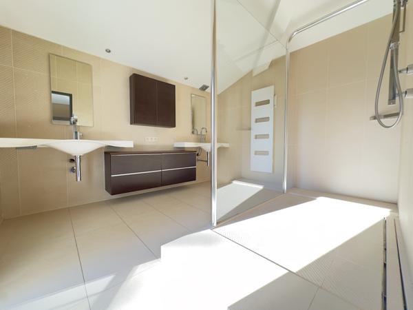 ST CYR AU MT D'OR - Maison d'architecte de 353m2 sur 3000m2 de terrain