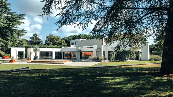 ST CYR AU MT D'OR - Maison d'architecte de 353m2 sur 3000m2 de terrain