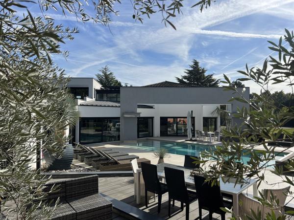 ST CYR AU MT D'OR - Maison d'architecte de 353m2 sur 3000m2 de terrain