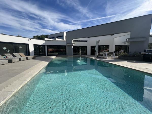 ST CYR AU MT D'OR - Maison d'architecte de 353m2 sur 3000m2 de terrain