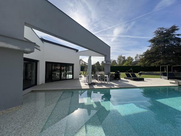 ST CYR AU MT D'OR - Maison d'architecte de 353m2 sur 3000m2 de terrain
