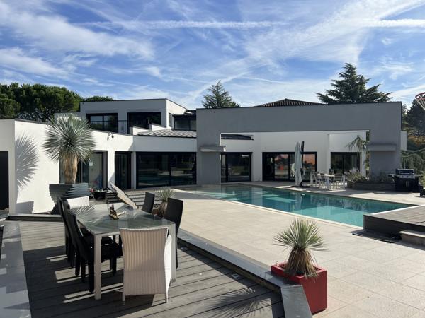 ST CYR AU MT D'OR - Maison d'architecte de 353m2 sur 3000m2 de terrain