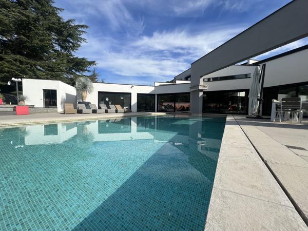 ST CYR AU MT D'OR - Maison d'architecte de 353m2 sur 3000m2 de terrain