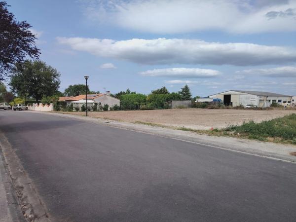 Terrain à bâtir de 1 363,00 m² ANAIS (16) avec une très belle façade de 35m !