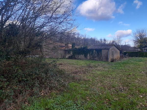 Vallet: vieille maison à rénover sur un terrain de 1500 m2
