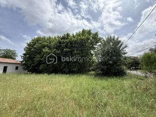 Anna Morra vous propose en exclusivité ce magnifique terrain constructible de 603m², entièrement viabilisé, situé sur la commune de Cornebarrieu.

À proximité immédiate du centre-ville, des commerces, des écoles et des transports, cette parcelle se trouve au fond d’un lotissement intimiste de seulement 4 lots, offrant un environnement calme et résidentiel.

Ce terrain bénéficie d’un cadre agréable et préservé, idéal pour concrétiser votre projet de construction.

Caractéristiques :
• Surface terrain : 603 m²
• Terrain entièrement viabilisé
• Surface de plancher autorisée : 100 m²
• Proche de toutes les commodités

Les atouts :
- Secteur recherché
- Lotissement à taille humaine
- Cadre de vie privilégié
- Projet de construction immédiat

Une belle opportunité à découvrir sans tarder.
Pour tout renseignement complémentaire ou organiser une visite, contactez moi au 0611326344