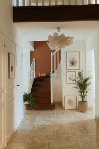 A 2 mns à pied du parc de Procé, et proche des écoles et de toutes les commodités, venez découvrir ce superbe duplex atyique et incroyablement spacieux et lumineux.
Au premier niveau, vous découvrirez un grand hall avec placards qui dessert un salon, un séjour, une chambre, une salle d'eau, une cuisine et un wc séparé.
Le salon s'ouvre sur une terrasse de 25m2 et sur le jardin de la copropriété où de grands arbres majestueux raviront vos yeux. Aucun vis à vis!
A l'étage, disposés en étoile vous trouverez une suite parentale avec dressing et salle de bain,3 chambres dont 2 avec leurs terrasses,  et une salle d'eau.
Cet appartement est une vraie page blanche qui attend son décorateur ou sa décoratrice.
On a le sentiment de vivre en maison car l'espace est très bien agencé et chacun peut avoir son intimité.
Cet appartement a un très gros potentiel et saura séduire une famille désireuse d'évoluer dans un environnement calme et un espace conséquent au sein d'un quartier prisé, calme et verdoyant
Aucun gros travaux de copropriété à prévoir
DPE C
Une cave et une place parking en sous sol de complètent ce bien.
Une visite s'impose pour découvrir ce bien rare.