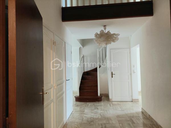 A 2 mns à pied du parc de Procé, et proche des écoles et de toutes les commodités, venez découvrir ce superbe duplex atyique et incroyablement spacieux et lumineux.
Au premier niveau, vous découvrirez un grand hall avec placards qui dessert un salon, un séjour, une chambre, une salle d'eau, une cuisine et un wc séparé.
Le salon s'ouvre sur une terrasse de 25m2 et sur le jardin de la copropriété où de grands arbres majestueux raviront vos yeux. Aucun vis à vis!
A l'étage, disposés en étoile vous trouverez une suite parentale avec dressing et salle de bain,3 chambres dont 2 avec leurs terrasses,  et une salle d'eau.
Cet appartement est une vraie page blanche qui attend son décorateur ou sa décoratrice.
On a le sentiment de vivre en maison car l'espace est très bien agencé et chacun peut avoir son intimité.
Cet appartement a un très gros potentiel et saura séduire une famille désireuse d'évoluer dans un environnement calme et un espace conséquent au sein d'un quartier prisé, calme et verdoyant
Aucun gros travaux de copropriété à prévoir
DPE C
Une cave et une place parking en sous sol de complètent ce bien.
Une visite s'impose pour découvrir ce bien rare.