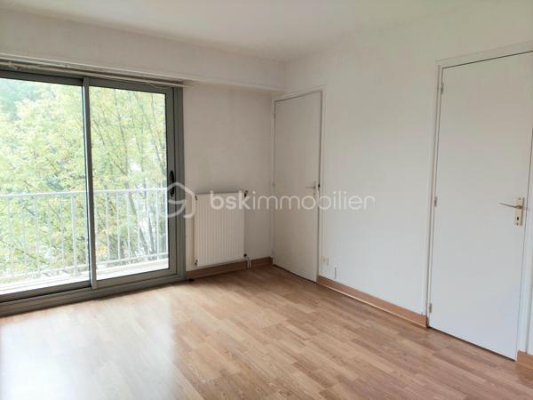 A 2 mns à pied du parc de Procé, et proche des écoles et de toutes les commodités, venez découvrir ce superbe duplex atyique et incroyablement spacieux et lumineux.
Au premier niveau, vous découvrirez un grand hall avec placards qui dessert un salon, un séjour, une chambre, une salle d'eau, une cuisine et un wc séparé.
Le salon s'ouvre sur une terrasse de 25m2 et sur le jardin de la copropriété où de grands arbres majestueux raviront vos yeux. Aucun vis à vis!
A l'étage, disposés en étoile vous trouverez une suite parentale avec dressing et salle de bain,3 chambres dont 2 avec leurs terrasses,  et une salle d'eau.
Cet appartement est une vraie page blanche qui attend son décorateur ou sa décoratrice.
On a le sentiment de vivre en maison car l'espace est très bien agencé et chacun peut avoir son intimité.
Cet appartement a un très gros potentiel et saura séduire une famille désireuse d'évoluer dans un environnement calme et un espace conséquent au sein d'un quartier prisé, calme et verdoyant
Aucun gros travaux de copropriété à prévoir
DPE C
Une cave et une place parking en sous sol de complètent ce bien.
Une visite s'impose pour découvrir ce bien rare.