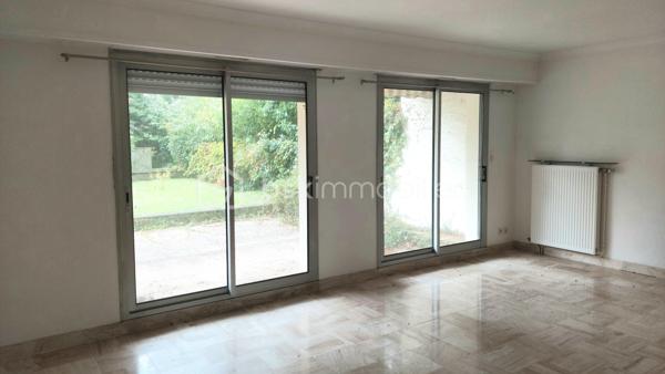 A 2 mns à pied du parc de Procé, et proche des écoles et de toutes les commodités, venez découvrir ce superbe duplex atyique et incroyablement spacieux et lumineux.
Au premier niveau, vous découvrirez un grand hall avec placards qui dessert un salon, un séjour, une chambre, une salle d'eau, une cuisine et un wc séparé.
Le salon s'ouvre sur une terrasse de 25m2 et sur le jardin de la copropriété où de grands arbres majestueux raviront vos yeux. Aucun vis à vis!
A l'étage, disposés en étoile vous trouverez une suite parentale avec dressing et salle de bain,3 chambres dont 2 avec leurs terrasses,  et une salle d'eau.
Cet appartement est une vraie page blanche qui attend son décorateur ou sa décoratrice.
On a le sentiment de vivre en maison car l'espace est très bien agencé et chacun peut avoir son intimité.
Cet appartement a un très gros potentiel et saura séduire une famille désireuse d'évoluer dans un environnement calme et un espace conséquent au sein d'un quartier prisé, calme et verdoyant
Aucun gros travaux de copropriété à prévoir
DPE C
Une cave et une place parking en sous sol de complètent ce bien.
Une visite s'impose pour découvrir ce bien rare.