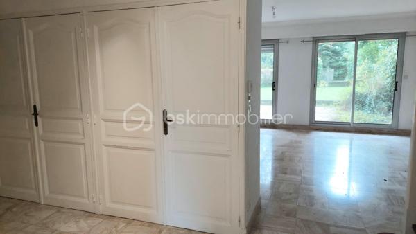 A 2 mns à pied du parc de Procé, et proche des écoles et de toutes les commodités, venez découvrir ce superbe duplex atyique et incroyablement spacieux et lumineux.
Au premier niveau, vous découvrirez un grand hall avec placards qui dessert un salon, un séjour, une chambre, une salle d'eau, une cuisine et un wc séparé.
Le salon s'ouvre sur une terrasse de 25m2 et sur le jardin de la copropriété où de grands arbres majestueux raviront vos yeux. Aucun vis à vis!
A l'étage, disposés en étoile vous trouverez une suite parentale avec dressing et salle de bain,3 chambres dont 2 avec leurs terrasses,  et une salle d'eau.
Cet appartement est une vraie page blanche qui attend son décorateur ou sa décoratrice.
On a le sentiment de vivre en maison car l'espace est très bien agencé et chacun peut avoir son intimité.
Cet appartement a un très gros potentiel et saura séduire une famille désireuse d'évoluer dans un environnement calme et un espace conséquent au sein d'un quartier prisé, calme et verdoyant
Aucun gros travaux de copropriété à prévoir
DPE C
Une cave et une place parking en sous sol de complètent ce bien.
Une visite s'impose pour découvrir ce bien rare.