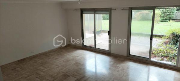A 2 mns à pied du parc de Procé, et proche des écoles et de toutes les commodités, venez découvrir ce superbe duplex atyique et incroyablement spacieux et lumineux.
Au premier niveau, vous découvrirez un grand hall avec placards qui dessert un salon, un séjour, une chambre, une salle d'eau, une cuisine et un wc séparé.
Le salon s'ouvre sur une terrasse de 25m2 et sur le jardin de la copropriété où de grands arbres majestueux raviront vos yeux. Aucun vis à vis!
A l'étage, disposés en étoile vous trouverez une suite parentale avec dressing et salle de bain,3 chambres dont 2 avec leurs terrasses,  et une salle d'eau.
Cet appartement est une vraie page blanche qui attend son décorateur ou sa décoratrice.
On a le sentiment de vivre en maison car l'espace est très bien agencé et chacun peut avoir son intimité.
Cet appartement a un très gros potentiel et saura séduire une famille désireuse d'évoluer dans un environnement calme et un espace conséquent au sein d'un quartier prisé, calme et verdoyant
Aucun gros travaux de copropriété à prévoir
DPE C
Une cave et une place parking en sous sol de complètent ce bien.
Une visite s'impose pour découvrir ce bien rare.