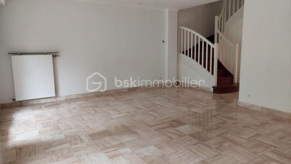 A 2 mns à pied du parc de Procé, et proche des écoles et de toutes les commodités, venez découvrir ce superbe duplex atyique et incroyablement spacieux et lumineux.
Au premier niveau, vous découvrirez un grand hall avec placards qui dessert un salon, un séjour, une chambre, une salle d'eau, une cuisine et un wc séparé.
Le salon s'ouvre sur une terrasse de 25m2 et sur le jardin de la copropriété où de grands arbres majestueux raviront vos yeux. Aucun vis à vis!
A l'étage, disposés en étoile vous trouverez une suite parentale avec dressing et salle de bain,3 chambres dont 2 avec leurs terrasses,  et une salle d'eau.
Cet appartement est une vraie page blanche qui attend son décorateur ou sa décoratrice.
On a le sentiment de vivre en maison car l'espace est très bien agencé et chacun peut avoir son intimité.
Cet appartement a un très gros potentiel et saura séduire une famille désireuse d'évoluer dans un environnement calme et un espace conséquent au sein d'un quartier prisé, calme et verdoyant
Aucun gros travaux de copropriété à prévoir
DPE C
Une cave et une place parking en sous sol de complètent ce bien.
Une visite s'impose pour découvrir ce bien rare.