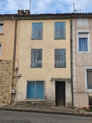 À vendre en exclusivité une maison de ville mitoyenne des deux côtés d’environ 60 m² répartis sur 3 niveaux, offrant un beau potentiel d’aménagement.
Des travaux importants sont à prévoir, ce qui permettra de repenser entièrement les espaces selon vos besoins et vos envies. Ce bien peut convenir à un projet de résidence principale, secondaire ou investissement locatif après rénovation.
Le rez-de-chaussée se compose d'une entrée, d'un salon salle à manger, d'une cuisine. À l'arrière de la cuisine se trouve une salle d'eau avec douche, une toilette et une terrasse. Le premier étage et le deuxième étage accueillant une chambre. Un grenier complète l'ensemble 

LE BIEN DISPOSE ÉGALEMENT DE
DEUX TERRAINS NON ATTENANTS D'UNE SURFACE TOTALE D'ENVIRON 800 M² (ENVIRON 500 M² ET 300 M²)

Située dans un secteur pratique, la maison bénéficie de toutes les commodités à moins de 5 minutes.

Foix se trouve à environ 25 à 30 km et Pamiers à environ 30 km.
Un bien idéal pour les amateurs de rénovation à la recherche d’un projet avec du potentiel.

Conformément à l'article L561-5 du Code Monétaire et Financier, une pièce d'identité sera demandée préalablement à une visite.