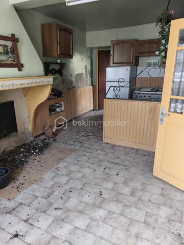 À vendre en exclusivité une maison de ville mitoyenne des deux côtés d’environ 60 m² répartis sur 3 niveaux, offrant un beau potentiel d’aménagement.
Des travaux importants sont à prévoir, ce qui permettra de repenser entièrement les espaces selon vos besoins et vos envies. Ce bien peut convenir à un projet de résidence principale, secondaire ou investissement locatif après rénovation.
Le rez-de-chaussée se compose d'une entrée, d'un salon salle à manger, d'une cuisine. À l'arrière de la cuisine se trouve une salle d'eau avec douche, une toilette et une terrasse. Le premier étage et le deuxième étage accueillant une chambre. Un grenier complète l'ensemble 

LE BIEN DISPOSE ÉGALEMENT DE
DEUX TERRAINS NON ATTENANTS D'UNE SURFACE TOTALE D'ENVIRON 800 M² (ENVIRON 500 M² ET 300 M²)

Située dans un secteur pratique, la maison bénéficie de toutes les commodités à moins de 5 minutes.

Foix se trouve à environ 25 à 30 km et Pamiers à environ 30 km.
Un bien idéal pour les amateurs de rénovation à la recherche d’un projet avec du potentiel.

Conformément à l'article L561-5 du Code Monétaire et Financier, une pièce d'identité sera demandée préalablement à une visite.