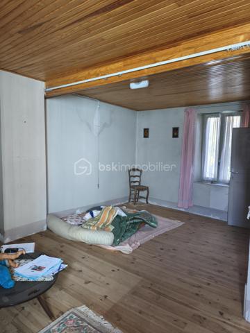 À vendre en exclusivité une maison de ville mitoyenne des deux côtés d’environ 60 m² répartis sur 3 niveaux, offrant un beau potentiel d’aménagement.
Des travaux importants sont à prévoir, ce qui permettra de repenser entièrement les espaces selon vos besoins et vos envies. Ce bien peut convenir à un projet de résidence principale, secondaire ou investissement locatif après rénovation.
Le rez-de-chaussée se compose d'une entrée, d'un salon salle à manger, d'une cuisine. À l'arrière de la cuisine se trouve une salle d'eau avec douche, une toilette et une terrasse. Le premier étage et le deuxième étage accueillant une chambre. Un grenier complète l'ensemble 

LE BIEN DISPOSE ÉGALEMENT DE
DEUX TERRAINS NON ATTENANTS D'UNE SURFACE TOTALE D'ENVIRON 800 M² (ENVIRON 500 M² ET 300 M²)

Située dans un secteur pratique, la maison bénéficie de toutes les commodités à moins de 5 minutes.

Foix se trouve à environ 25 à 30 km et Pamiers à environ 30 km.
Un bien idéal pour les amateurs de rénovation à la recherche d’un projet avec du potentiel.

Conformément à l'article L561-5 du Code Monétaire et Financier, une pièce d'identité sera demandée préalablement à une visite.