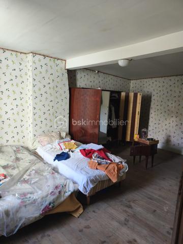 À vendre en exclusivité une maison de ville mitoyenne des deux côtés d’environ 60 m² répartis sur 3 niveaux, offrant un beau potentiel d’aménagement.
Des travaux importants sont à prévoir, ce qui permettra de repenser entièrement les espaces selon vos besoins et vos envies. Ce bien peut convenir à un projet de résidence principale, secondaire ou investissement locatif après rénovation.
Le rez-de-chaussée se compose d'une entrée, d'un salon salle à manger, d'une cuisine. À l'arrière de la cuisine se trouve une salle d'eau avec douche, une toilette et une terrasse. Le premier étage et le deuxième étage accueillant une chambre. Un grenier complète l'ensemble 

LE BIEN DISPOSE ÉGALEMENT DE
DEUX TERRAINS NON ATTENANTS D'UNE SURFACE TOTALE D'ENVIRON 800 M² (ENVIRON 500 M² ET 300 M²)

Située dans un secteur pratique, la maison bénéficie de toutes les commodités à moins de 5 minutes.

Foix se trouve à environ 25 à 30 km et Pamiers à environ 30 km.
Un bien idéal pour les amateurs de rénovation à la recherche d’un projet avec du potentiel.

Conformément à l'article L561-5 du Code Monétaire et Financier, une pièce d'identité sera demandée préalablement à une visite.