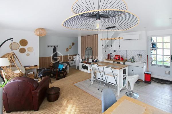 L'Hospitalet du Larzac ( proche de la Cavalerie et de l'A75 ) Laissez-vous séduire par cette magnifique maison en pierre de 86 m², véritable havre de paix situé au cœur de l'authentique plateau du Larzac, entièrement rénovée avec des matériaux de qualité, elle allie à la perfection le cachet de l'ancien  (voûtes, pierres apparentes) et des prestations modernes haut de gamme. Une superbe pièce de vie traversante, baignée de lumière, offrant un accès immédiat à la terrasse et au jardin, une salle d'eau moderne avec WC. A l'étage deux belles chambres qui vous offrent l'expérience unique de dormir sous les voûtes en pierre et un espace bureau complète ce niveau. LES + DE LA MAISON : Isolation complète et performante : DPE classé C, climatisation réversible, huisseries double vitrage, grande cave garage, à deux pas de l'école et proche des commerces et de l'A75 (Millau à 15 min, Montpellier à moins d'une heure) Contact Guy Jayet au 0611566624
