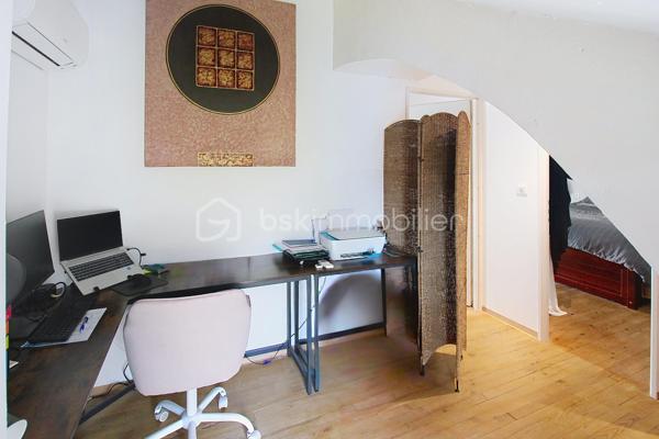 L'Hospitalet du Larzac ( proche de la Cavalerie et de l'A75 ) Laissez-vous séduire par cette magnifique maison en pierre de 86 m², véritable havre de paix situé au cœur de l'authentique plateau du Larzac, entièrement rénovée avec des matériaux de qualité, elle allie à la perfection le cachet de l'ancien  (voûtes, pierres apparentes) et des prestations modernes haut de gamme. Une superbe pièce de vie traversante, baignée de lumière, offrant un accès immédiat à la terrasse et au jardin, une salle d'eau moderne avec WC. A l'étage deux belles chambres qui vous offrent l'expérience unique de dormir sous les voûtes en pierre et un espace bureau complète ce niveau. LES + DE LA MAISON : Isolation complète et performante : DPE classé C, climatisation réversible, huisseries double vitrage, grande cave garage, à deux pas de l'école et proche des commerces et de l'A75 (Millau à 15 min, Montpellier à moins d'une heure) Contact Guy Jayet au 0611566624