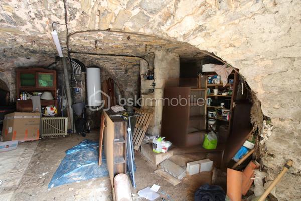 L'Hospitalet du Larzac ( proche de la Cavalerie et de l'A75 ) Laissez-vous séduire par cette magnifique maison en pierre de 86 m², véritable havre de paix situé au cœur de l'authentique plateau du Larzac, entièrement rénovée avec des matériaux de qualité, elle allie à la perfection le cachet de l'ancien  (voûtes, pierres apparentes) et des prestations modernes haut de gamme. Une superbe pièce de vie traversante, baignée de lumière, offrant un accès immédiat à la terrasse et au jardin, une salle d'eau moderne avec WC. A l'étage deux belles chambres qui vous offrent l'expérience unique de dormir sous les voûtes en pierre et un espace bureau complète ce niveau. LES + DE LA MAISON : Isolation complète et performante : DPE classé C, climatisation réversible, huisseries double vitrage, grande cave garage, à deux pas de l'école et proche des commerces et de l'A75 (Millau à 15 min, Montpellier à moins d'une heure) Contact Guy Jayet au 0611566624
